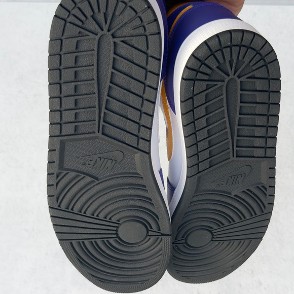 AJ 1Mid lakers colorway - Picture 4 of 8